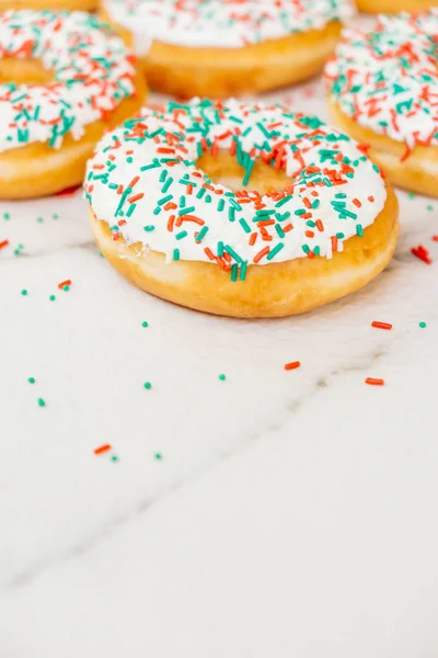 Donuts Mit Weißer Schokoladencreme Und Zucker Darüber Streuen Ungesundes Essen — Stockfoto