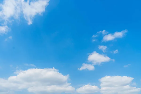 Vackra Vita Moln Blå Himmel Bakgrund — Stockfoto