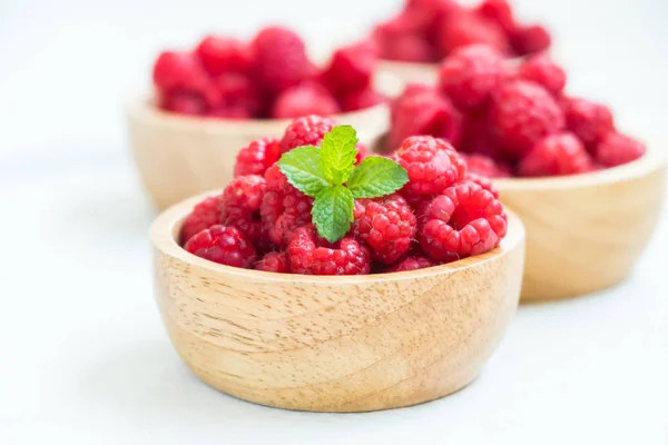 Lamponi Rossi Frutta Ciotola Legno Sul Tavolo — Foto Stock