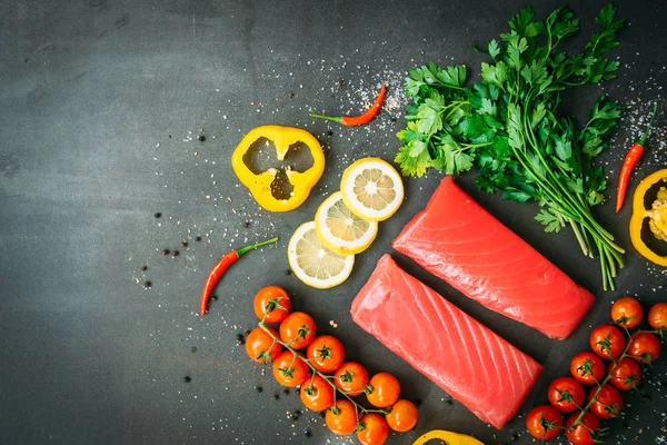 Filet Thon Cru Viande Sur Planche Découper Bois Avec Légumes — Photo