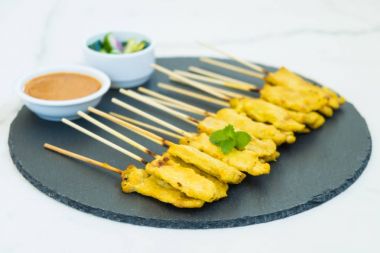 Tavuk satay soslu siyah arduvaz kaplamak üzerinde