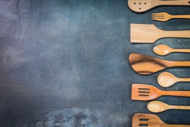 Siyah taş zemin üzerine kopya alanı ile mutfak eşyaları