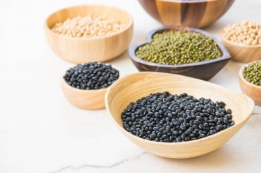 Böbrek mung siyah ve soya fasulyesi - sağlıklı ve beslenme gıda kavramı tarzı ile karışık fasulye