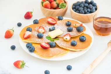 Sağlıklı kahvaltı gözleme yaban mersini ve çilek meyve ile taş tablo arka plan üzerinde ayarlayın.