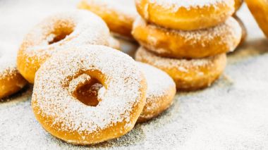 Şekerli tatlı şeker buzlanma ile-üst birçok çörek ile sağlıksız gıda tarzı