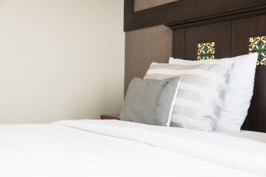 Konfor yastık yatak otel yatak odası iç dekorasyonda ışık lamba ile