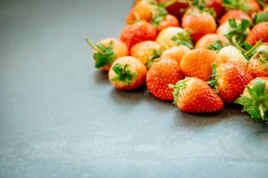 Kopya alanı siyah taş zemin üzerine çilek meyve