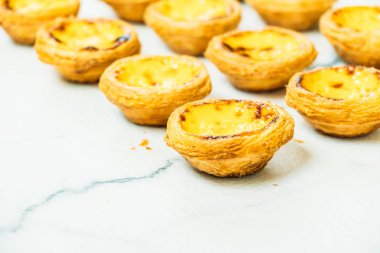 Tatlı, tart yumurtası ve kremalı.