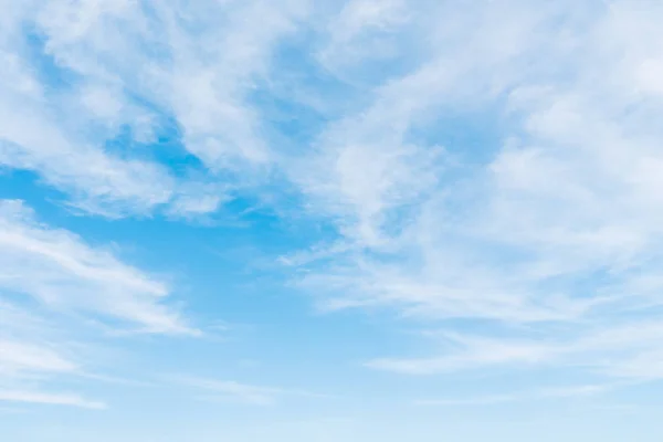 Hermosa Nube Blanca Sobre Fondo Azul Del Cielo — Foto de Stock