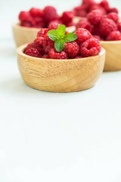 Röda Hallon Frukt Trä Skål Bordet — Stockfoto