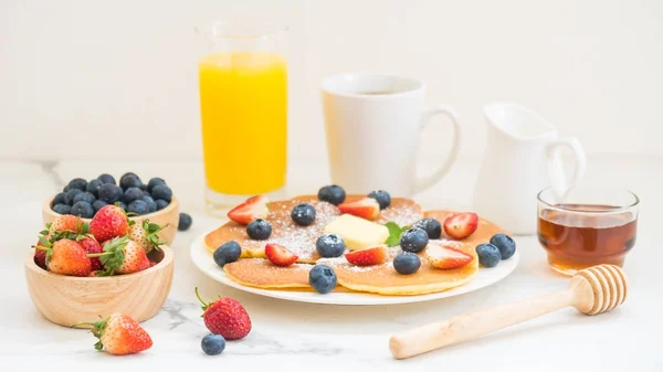 Здоровый Завтрак Черничным Клубничным Фруктами Черным Кофе Молоком Апельсиновым Соком — стоковое фото