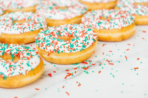 Donuts Mit Weißer Schokoladencreme Und Zucker Darüber Streuen Ungesundes Essen — Stockfoto