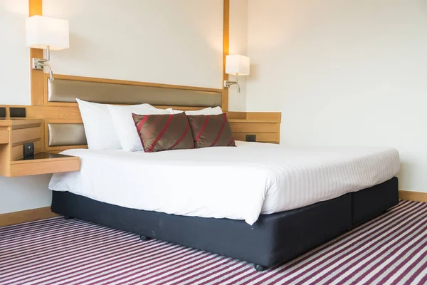 één slaapkamer gemaakt van teak hout — Stockfoto © red_hayabusa ... één slaapkamer gemaakt van teak hout — Stockfoto © red_hayabusa ...