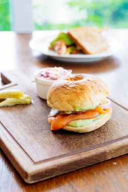 Simit ekmek füme somon et ve sebze ile