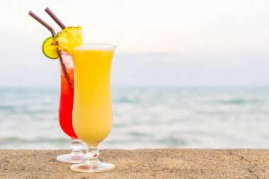 Deniz ve sahil ile bardak içme buzlu kokteyller