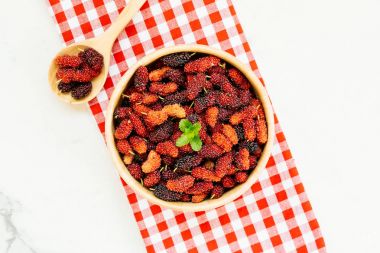 Siyah dut meyve kase