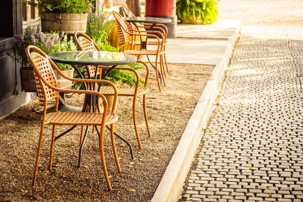 空の椅子と屋外のコーヒー ショップ カフェと傘の周りのテーブル — ストック写真