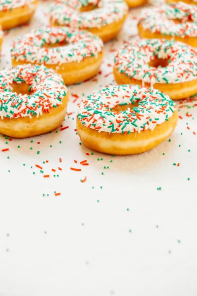 Ciambelle con crema di cioccolato bianco e zucchero spruzza — Foto Stock