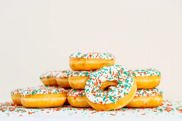 Donuts com creme de chocolate branco e açúcar polvilha — Fotografia de Stock