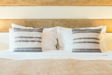 Yatak odasının iç tarafında yastık ve yatak dekorasyonu.