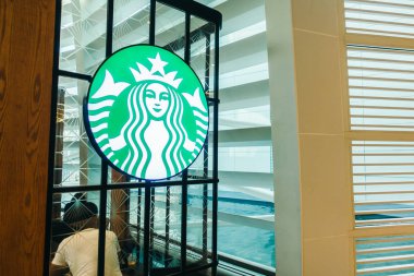 Bangkok - Tayland 13 Ocak 2018: Kral Starbuck dükkanı ve mağaza