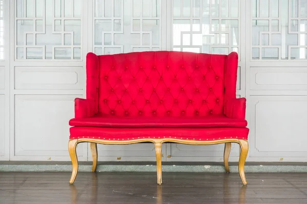 Czerwona sofa starodawny — Zdjęcie stockowe