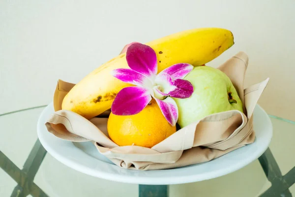 Frutas em prato branco — Fotografia de Stock
