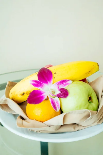 Frutas em prato branco — Fotografia de Stock