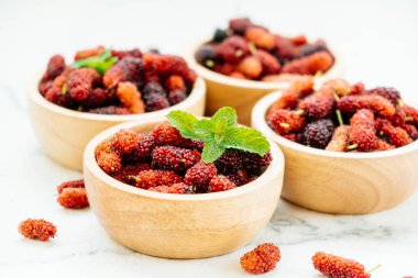 Siyah dut meyve kase