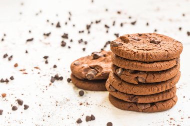 Çikolata parçacıklı kurabiye.