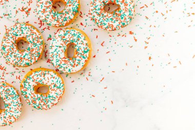 Beyaz çikolatalı krema ve şeker şekerli çörek