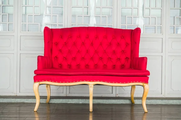Rotes Vintage-Sofa — Stockfoto