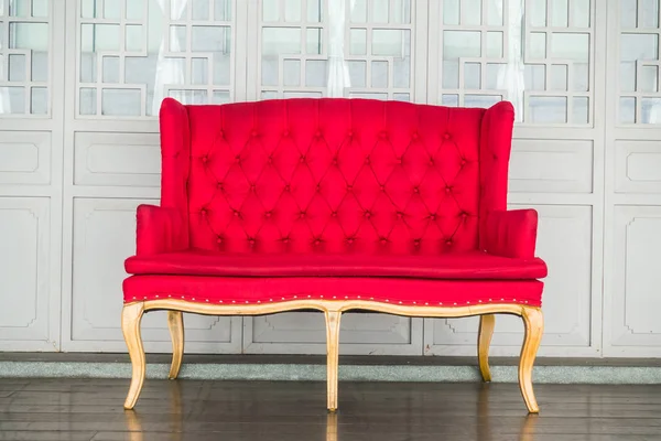 Czerwona sofa starodawny — Zdjęcie stockowe