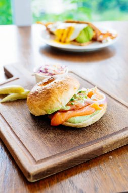 Simit ekmek füme somon et ve sebze ile