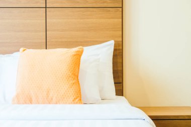 Yatakta rahat yastık