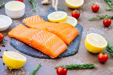 Ham ve taze somon eti fileto üzerinde siyah taş kayrak