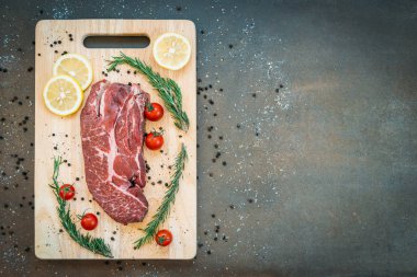 Kesme tahtasında çiğ et