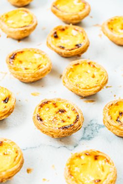 Şekerli tatlı tart yumurta ile