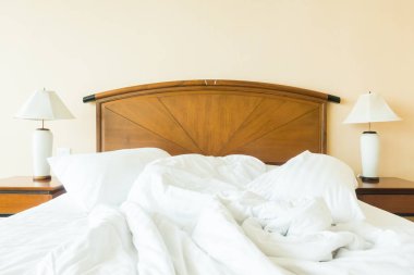 Yatakta yastık rumple