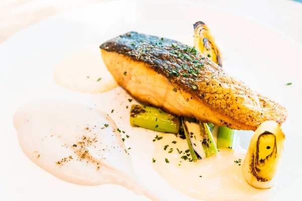 Filete de carne de salmón con salsa en plato blanco — Foto de Stock