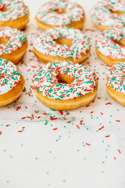 Donuts mit weißer Schokoladencreme und Zucker — Stockfoto