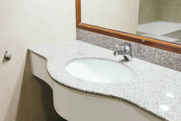 Dekorasi Faucet dan Sink di kamar mandi — Stok Foto