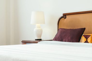 Yatakta rahat yastık