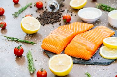 Ham ve taze somon eti fileto üzerinde siyah taş kayrak