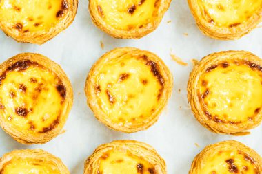 Şekerli tatlı tart yumurta ile