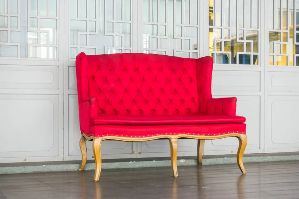 Sofá Vintage vermelho — Fotografia de Stock