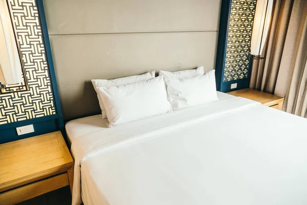 Подушка на кровати — стоковое фото