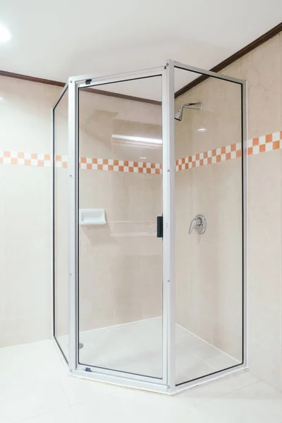 Suihkukaappi koristelu kylpyhuoneessa — kuvapankkivalokuva
