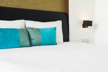 Yatak odasının iç tarafında yastık ve yatak dekorasyonu.