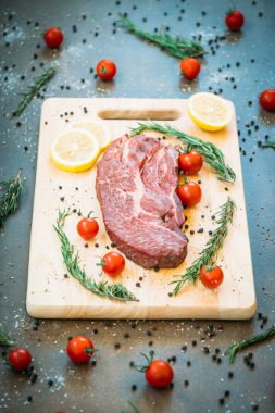 Kesme tahtasında çiğ et